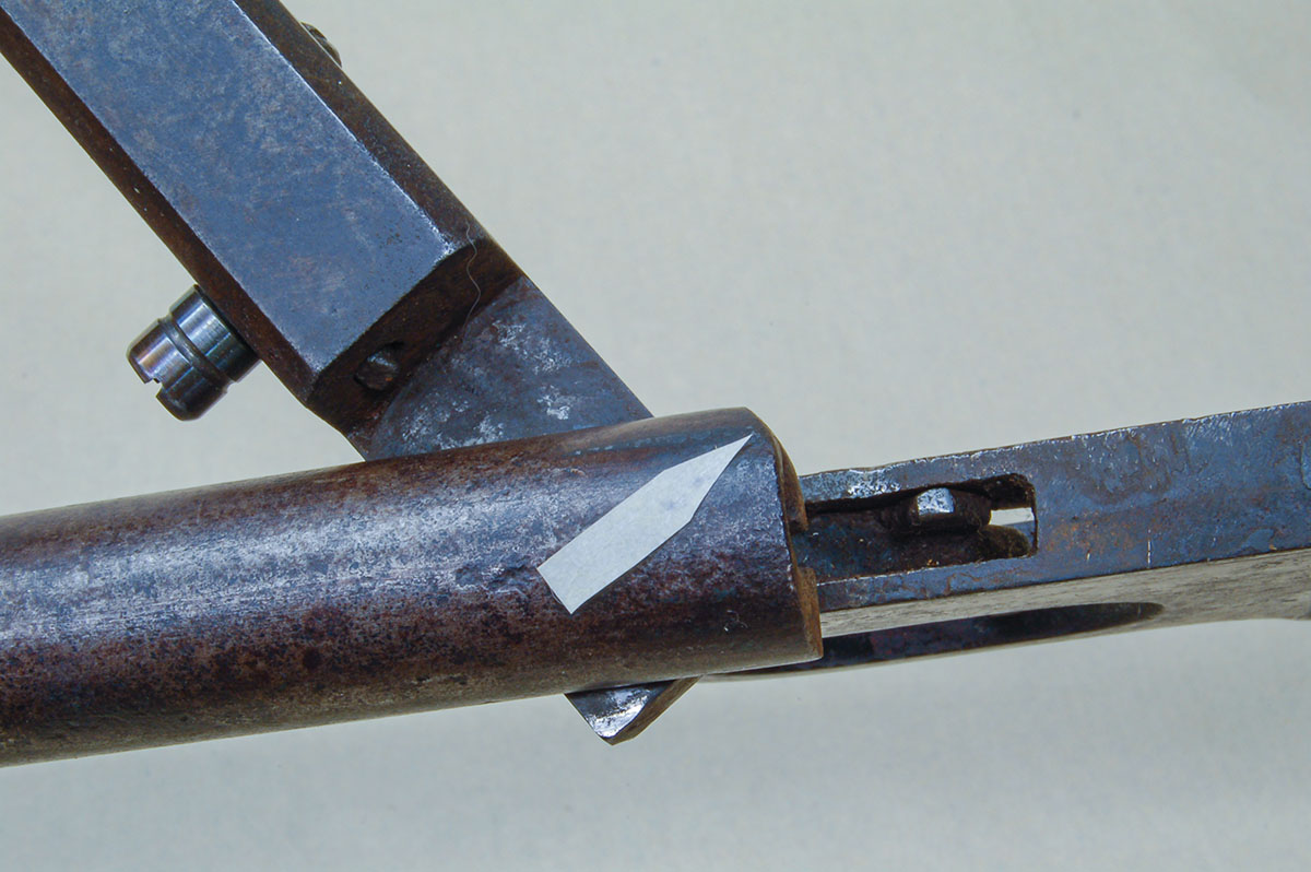 Rounded edge of the barrel (see arrow) is necessary to allow the right­hand swinging breechblock to open.